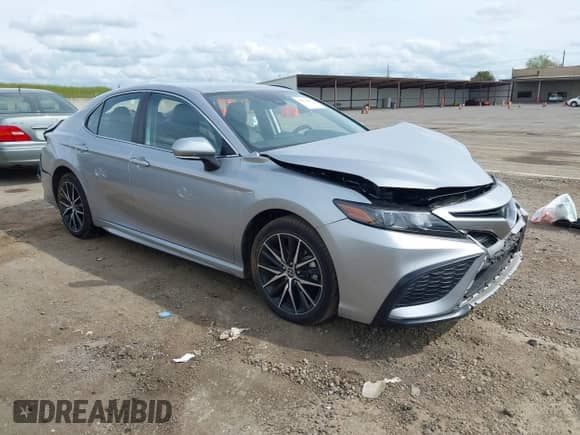 2023 Toyota Camry SE z VIN 4T1G11AK5PU726016, wystawiony jako IAAI lot #41870301 z przebiegiem 62 110 mil mil oraz . Historia ofert i sprzedaży dostępna na DreamBid. Obrazek 1.