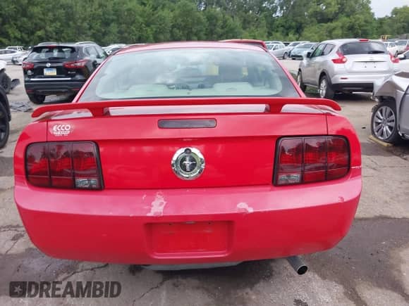 2005 Ford Mustang Deluxe с VIN 1ZVFT80N355177998, выставлен на аукционе IAAI как лот 42837004 с пробегом 140 443 миль миль и . История ставок и продаж доступна на DreamBid. Изображение 16.