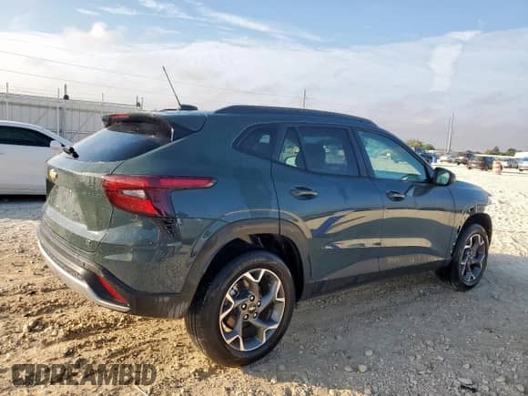 2025 Chevrolet Trax LT z VIN KL77LHEP5SC256546, wystawiony jako Copart lot #85937685 z przebiegiem 6 845 mil mil oraz Czysty tytuł • Clean title. Historia ofert i sprzedaży dostępna na DreamBid. Obrazek 3.