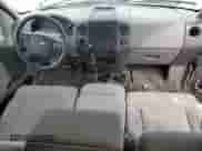 2004 Ford F-150 XL z VIN 1FTVX14524NA44300, wystawiony jako Copart lot #50443655 z przebiegiem 122 265 mil mil oraz Czysty tytuł • Clean title. Historia ofert i sprzedaży dostępna na DreamBid. Obrazek 8.