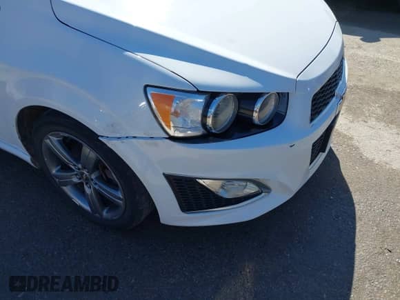 2013 Chevrolet Sonic RS z VIN 1G1JH6SB5D4146819, wystawiony jako IAAI lot #41742164 z przebiegiem 185 401 mil mil oraz . Historia ofert i sprzedaży dostępna na DreamBid. Obrazek 6.