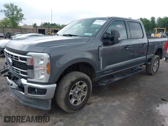 2025 Ford F-250 XL z VIN 1FT7W2BT6SEC33936, wystawiony jako IAAI lot #42483323 z przebiegiem 14 277 mil mil oraz . Historia ofert i sprzedaży dostępna na DreamBid. Obrazek 17.