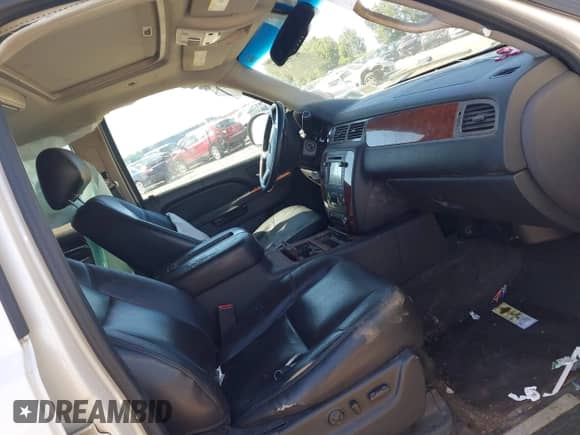 2013 Chevrolet Tahoe LTZ z VIN 1GNSKCE07DR184035, wystawiony jako IAAI lot #42744928 z przebiegiem 229 596 mil mil oraz . Historia ofert i sprzedaży dostępna na DreamBid. Obrazek 5.