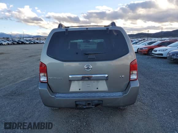 2006 Nissan Pathfinder LE z VIN 5N1AR18W06C610895, wystawiony jako Copart lot #90919905 z przebiegiem 232 605 mil mil oraz Czysty tytuł • Clean title. Historia ofert i sprzedaży dostępna na DreamBid. Obrazek 6.