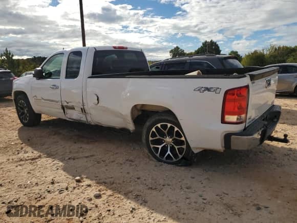 2010 GMC Sierra 1500 z VIN 1GTSKVE03AZ241430, wystawiony jako Copart lot #82417815 z przebiegiem 379 729 mil mil oraz Szkoda całkowita • Salvage title. Historia ofert i sprzedaży dostępna na DreamBid. Obrazek 2.