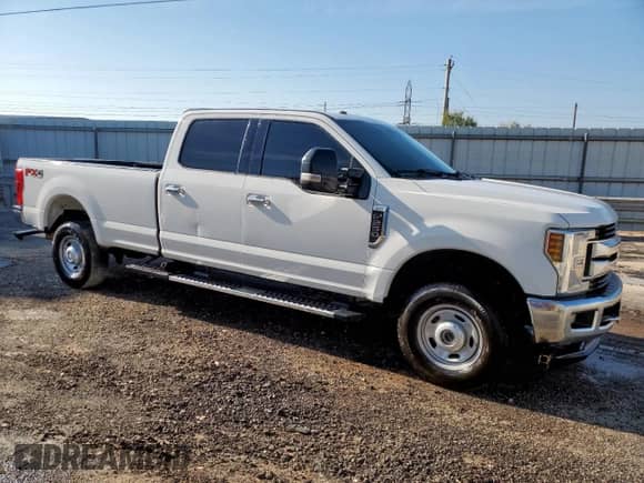 2019 Ford F-250 XL z VIN 1FT7W2B64KEE52565, wystawiony jako Copart lot #89777135 z przebiegiem 240 090 mil mil oraz Czysty tytuł • Clean title. Historia ofert i sprzedaży dostępna na DreamBid. Obrazek 4.