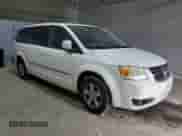 2010 Dodge Grand Caravan SXT z VIN 2D4RN5D17AR499253, wystawiony jako Copart lot #69954035 z przebiegiem 153 984 mil mil oraz Szkoda całkowita • Salvage title. Historia ofert i sprzedaży dostępna na DreamBid. Obrazek 4.