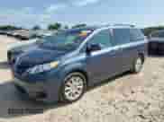 2015 Toyota Sienna LE z VIN 5TDJK3DC2FS124409, wystawiony jako Copart lot #67628935 z przebiegiem 123 028 mil mil oraz Czysty tytuł • Clean title. Historia ofert i sprzedaży dostępna na DreamBid. Obrazek 1.