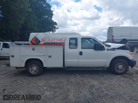 2013 Ford F-250 XL z VIN 1FT7X2A66DEB52821, wystawiony jako IAAI lot #42765878 z przebiegiem 133 043 mil mil oraz . Historia ofert i sprzedaży dostępna na DreamBid. Obrazek 13.