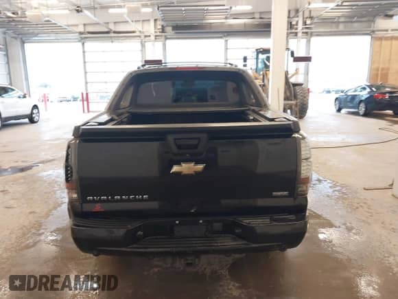 2009 Chevrolet Avalanche LTZ z VIN 3GNFK320X9G150510, wystawiony jako IAAI lot #41463106 z przebiegiem 269 950 mil mil oraz . Historia ofert i sprzedaży dostępna na DreamBid. Obrazek 16.