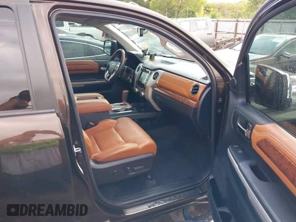 2019 Toyota Tundra SR5 с VIN 5TFAY5F18KX842461, выставлен на аукционе IAAI как лот 43093542 с пробегом 130 182 миль миль и . История ставок и продаж доступна на DreamBid. Изображение 5.