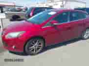 2014 Ford Focus Titanium z VIN 1FADP3N24EL158443, wystawiony jako IAAI lot #42801477 z przebiegiem 116 859 mil mil oraz . Historia ofert i sprzedaży dostępna na DreamBid. Obrazek 2.