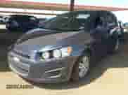 2015 Chevrolet Sonic LT z VIN 1G1JC6SH0F4215891, wystawiony jako IAAI lot #42923553 z przebiegiem 133 718 mil mil oraz . Historia ofert i sprzedaży dostępna na DreamBid. Obrazek 2.