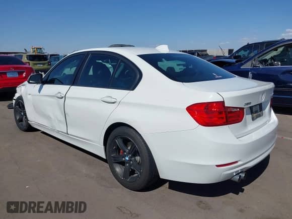 2013 BMW 3 Series 328i xDrive z VIN WBA3B3G51DNR79950, wystawiony jako IAAI lot #42065868 z przebiegiem 104 113 mil mil oraz . Historia ofert i sprzedaży dostępna na DreamBid. Obrazek 3.