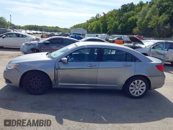 2014 Chrysler 200 LX с VIN 1C3CCBAB1EN123711, выставлен на аукционе IAAI как лот 43374858 с пробегом 272 120 миль миль и . История ставок и продаж доступна на DreamBid. Изображение 14.