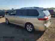 2015 Toyota Sienna LE с VIN 5TDKK3DCXFS551597, выставлен на аукционе Copart как лот 71127105 с пробегом 160 738 миль миль и Списание • Salvage title. История ставок и продаж доступна на DreamBid. Изображение 2.