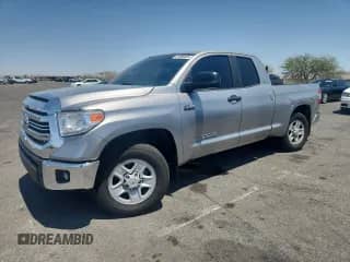 2016 Toyota Tundra SR5 z VIN 5TFRW5F17GX194076, wystawiony jako Copart lot #61066005 z przebiegiem 135 162 mil mil oraz Szkoda całkowita • Salvage title. Historia ofert i sprzedaży dostępna na DreamBid. Obrazek 1.