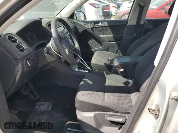 2011 Volkswagen Tiguan S с VIN WVGBV7AX9BW524239, выставлен на аукционе Copart как лот 70093625 с пробегом 174 582 миль миль и Списание • Salvage title. История ставок и продаж доступна на DreamBid. Изображение 7.