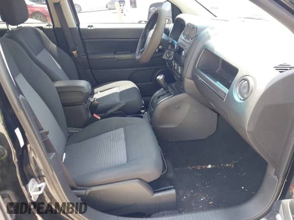 2010 Jeep Compass Sport z VIN 1J4NT1FBXAD621214, wystawiony jako IAAI lot #42227325 z przebiegiem 68 910 mil mil oraz . Historia ofert i sprzedaży dostępna na DreamBid. Obrazek 5.