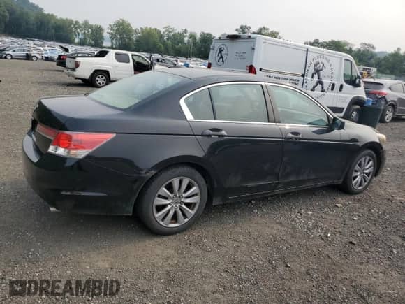 2011 Honda Accord EX z VIN 1HGCP2F77BA038302, wystawiony jako Copart lot #67870255 z przebiegiem 276 151 mil mil oraz Czysty tytuł • Clean title. Historia ofert i sprzedaży dostępna na DreamBid. Obrazek 3.