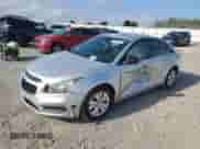 2015 Chevrolet Cruze LS z VIN 1G1PA5SH5F7279823, wystawiony jako Copart lot #69959375 z przebiegiem 76 226 mil mil oraz Szkoda całkowita • Salvage title. Historia ofert i sprzedaży dostępna na DreamBid. Obrazek 1.