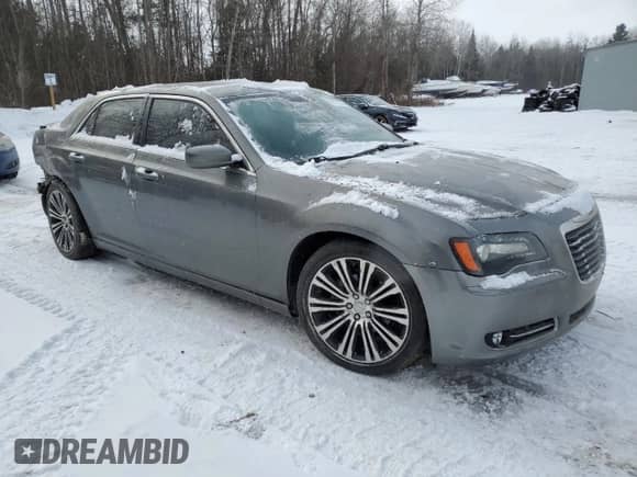2012 Chrysler 300 S z VIN 2C3CCABG6CH258662, wystawiony jako Copart lot #88776385 z przebiegiem 254 449 mil mil oraz Czysty tytuł • Clean title. Historia ofert i sprzedaży dostępna na DreamBid. Obrazek 4.