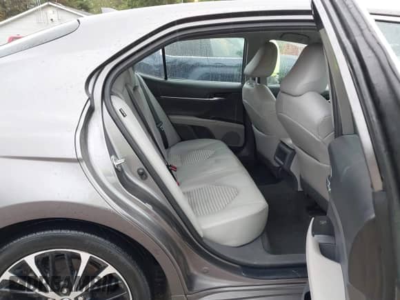 2020 Toyota Camry SE z VIN 4T1G11AK7LU943920, wystawiony jako IAAI lot #43352053 z przebiegiem 99 718 mil mil oraz . Historia ofert i sprzedaży dostępna na DreamBid. Obrazek 8.