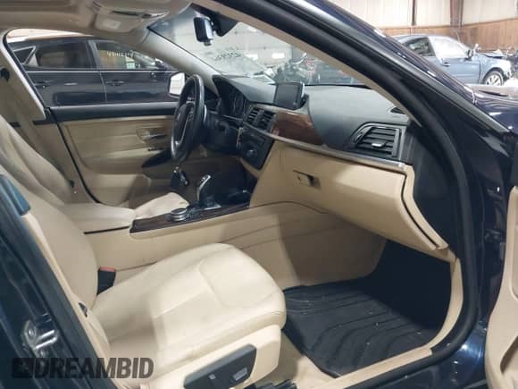 2015 BMW 4 Series 428i xDrive z VIN WBA4A7C53FD414239, wystawiony jako IAAI lot #42329364 z przebiegiem 75 566 mil mil oraz . Historia ofert i sprzedaży dostępna na DreamBid. Obrazek 5.