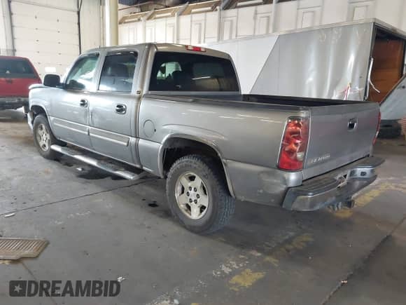 2006 Chevrolet Silverado 1500 LT3 z VIN 2GCEK13T661134570, wystawiony jako IAAI lot #43357401 z przebiegiem 238 723 mil mil oraz . Historia ofert i sprzedaży dostępna na DreamBid. Obrazek 3.