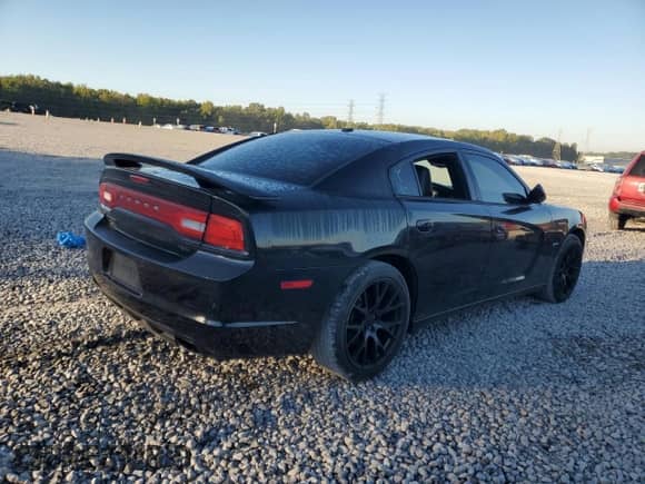 2011 Dodge Charger RT z VIN 2B3CL5CT1BH504113, wystawiony jako Copart lot #86634265 z przebiegiem 168 499 mil mil oraz Szkoda całkowita • Salvage title. Historia ofert i sprzedaży dostępna na DreamBid. Obrazek 3.