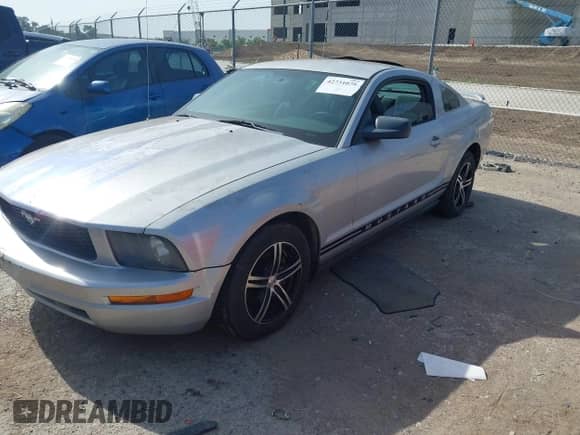 2005 Ford Mustang Deluxe z VIN 1ZVFT80N355166743, wystawiony jako IAAI lot #42731075 z przebiegiem 230 252 mil mil oraz . Historia ofert i sprzedaży dostępna na DreamBid. Obrazek 2.