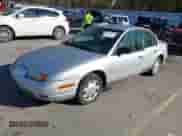 2002 Saturn SL z VIN 1G8ZG52812Z198597, wystawiony jako IAAI lot #43556259 z przebiegiem 140 782 mil mil oraz . Historia ofert i sprzedaży dostępna na DreamBid. Obrazek 2.