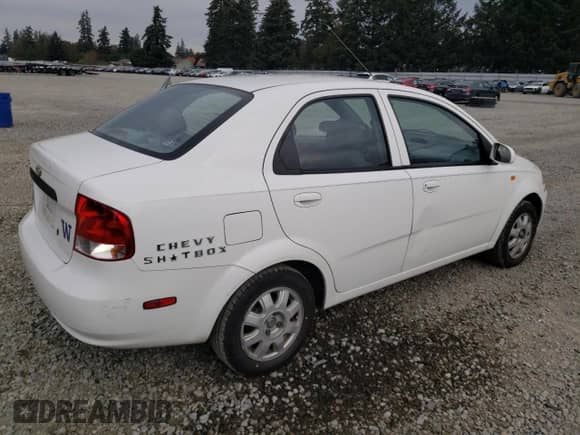 2004 Chevrolet Aveo LS z VIN KL1TJ526X4B230798, wystawiony jako Copart lot #75946564 z przebiegiem 240 971 mil mil oraz Czysty tytuł • Clean title. Historia ofert i sprzedaży dostępna na DreamBid. Obrazek 3.