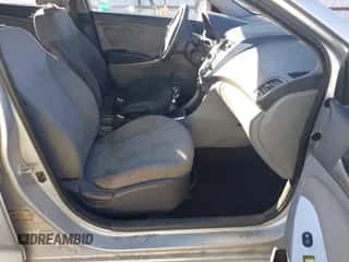 2014 Hyundai Accent GLS z VIN KMHCT4AE0EU620185, wystawiony jako IAAI lot #43359429 z przebiegiem 136 464 mil mil oraz . Historia ofert i sprzedaży dostępna na DreamBid. Obrazek 5.