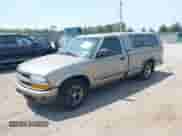 2002 Chevrolet S-10 z VIN 1GCCS14W828238193, wystawiony jako IAAI lot #42821728 z przebiegiem 111 064 mil mil oraz . Historia ofert i sprzedaży dostępna na DreamBid. Obrazek 2.