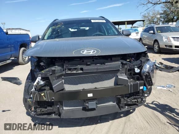 2024 Hyundai Kona SEL с VIN KM8HC3ABXRU095275, выставлен на аукционе Copart как лот 77554174 с пробегом 3 253 миль миль и На запчасти • Non repairable. История ставок и продаж доступна на DreamBid. Изображение 5.