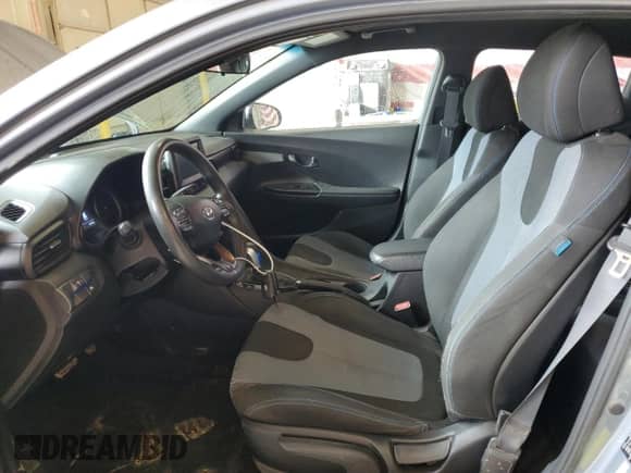 2019 Hyundai Veloster Premium z VIN KMHTG6AF5KU019911, wystawiony jako Copart lot #59309185 z przebiegiem 122 598 mil mil oraz Szkoda całkowita • Salvage title. Historia ofert i sprzedaży dostępna na DreamBid. Obrazek 7.