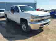 2015 Chevrolet Silverado 2500HD Work Truck z VIN 1GC1KUE81FF569806, wystawiony jako IAAI lot #42896050 z przebiegiem 160 673 mil mil oraz . Historia ofert i sprzedaży dostępna na DreamBid. Obrazek 1.