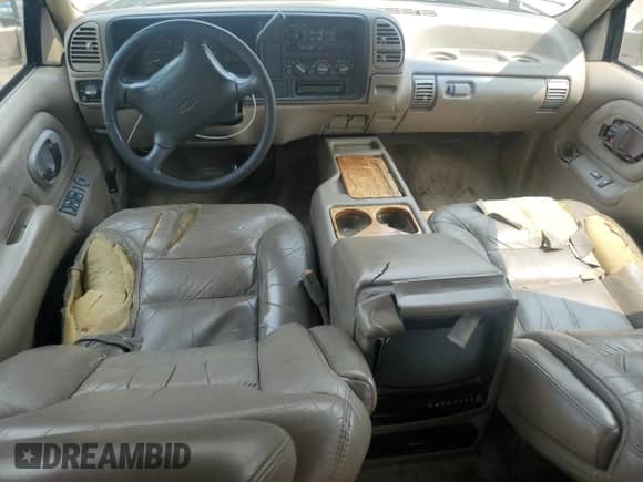 1996 Chevrolet Suburban с VIN 3GNEC16R8TG151300, выставлен на аукционе Copart как лот 58955185 с пробегом 262 487 миль миль и Списание • Salvage title. История ставок и продаж доступна на DreamBid. Изображение 8.
