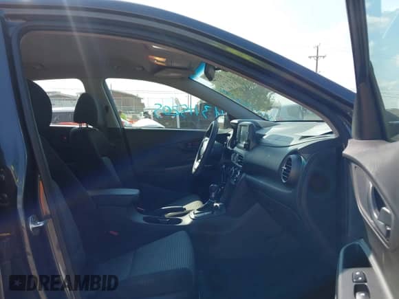 2018 Hyundai Kona SE z VIN KM8K1CAAXJU093971, wystawiony jako IAAI lot #43115205 z przebiegiem 160 264 mil mil oraz . Historia ofert i sprzedaży dostępna na DreamBid. Obrazek 5.