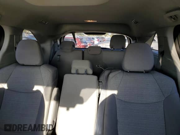 2023 Toyota Sienna LE z VIN 5TDKRKEC6PS157598, wystawiony jako Copart lot #69824685 z przebiegiem 78 637 mil mil oraz Szkoda całkowita • Salvage title. Historia ofert i sprzedaży dostępna na DreamBid. Obrazek 10.