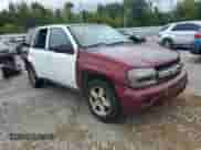 2004 Chevrolet TrailBlazer LS z VIN 1GNDS13S842317377, wystawiony jako Copart lot #82035225 z przebiegiem 261 074 mil mil oraz Czysty tytuł • Clean title. Historia ofert i sprzedaży dostępna na DreamBid. Obrazek 4.