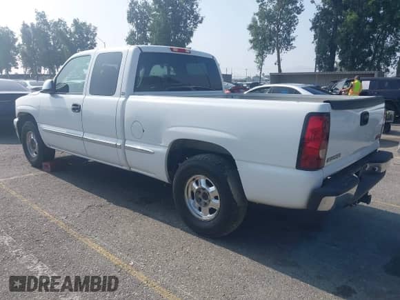 2000 GMC Sierra 1500 SLE z VIN 1GTEC19T0YZ300810, wystawiony jako IAAI lot #42471227 z przebiegiem Nie podano mil oraz . Historia ofert i sprzedaży dostępna na DreamBid. Obrazek 3.