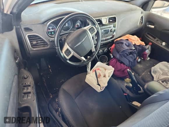 2014 Chrysler 200 Touring z VIN 1C3CCBBB6EN214200, wystawiony jako Copart lot #68887265 z przebiegiem 103 433 mil mil oraz Szkoda całkowita • Salvage title. Historia ofert i sprzedaży dostępna na DreamBid. Obrazek 8.