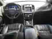 2020 Chrysler 300 S z VIN 2C3CCAGG1LH151057, wystawiony jako Copart lot #56921355 z przebiegiem 195 134 mil mil oraz Szkoda całkowita • Salvage title. Historia ofert i sprzedaży dostępna na DreamBid. Obrazek 8.