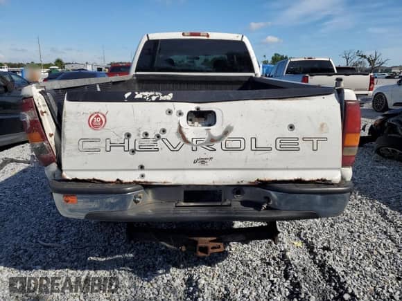 2002 Chevrolet Silverado 2500HD LS z VIN 1GCHC23U82F125526, wystawiony jako Copart lot #84210525 z przebiegiem 261 011 mil mil oraz Szkoda całkowita • Salvage title. Historia ofert i sprzedaży dostępna na DreamBid. Obrazek 6.