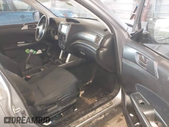 2013 Subaru Forester X z VIN JF2SHABC6DG424991, wystawiony jako IAAI lot #41638591 z przebiegiem 152 047 mil mil oraz . Historia ofert i sprzedaży dostępna na DreamBid. Obrazek 5.