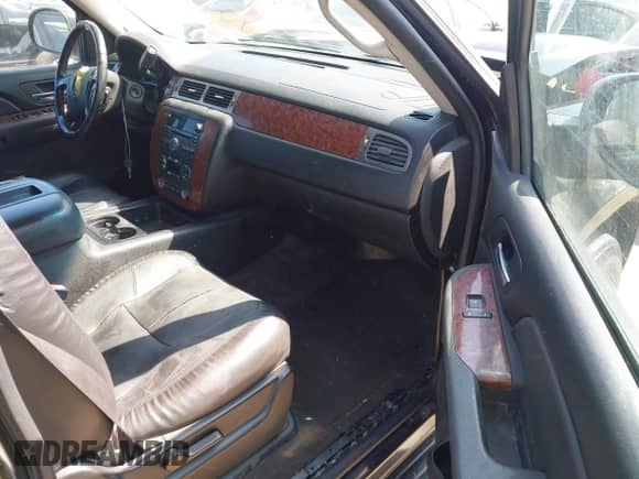 2007 Chevrolet Tahoe LT z VIN 1GNFC13067J381397, wystawiony jako IAAI lot #43352347 z przebiegiem 141 341 mil mil oraz . Historia ofert i sprzedaży dostępna na DreamBid. Obrazek 5.