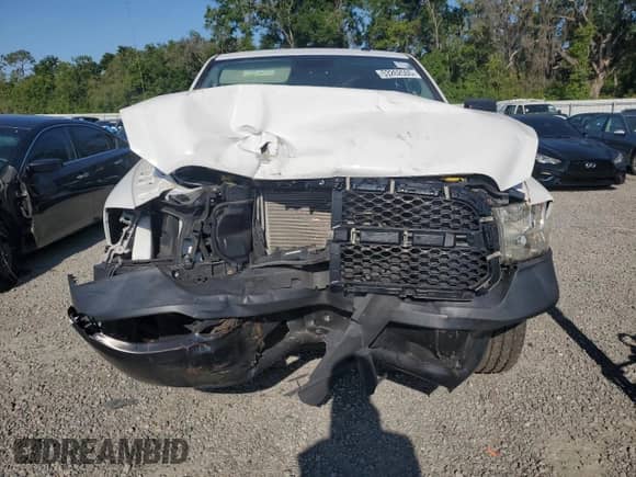 2020 Ram 1500 Tradesman z VIN 3C6JR6DG0LG209492, wystawiony jako Copart lot #53262505 z przebiegiem 76 371 mil mil oraz Czysty tytuł • Clean title. Historia ofert i sprzedaży dostępna na DreamBid. Obrazek 5.