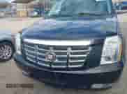 2011 Cadillac Escalade ESV Premium z VIN 1GYS4JEF5BR377335, wystawiony jako IAAI lot #41820043 z przebiegiem 181 619 mil mil oraz . Historia ofert i sprzedaży dostępna na DreamBid. Obrazek 13.